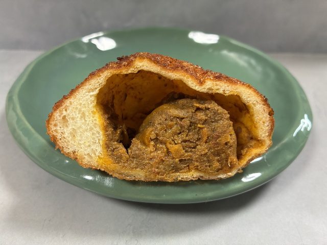 牛肉ごろごろカレーパン 中身