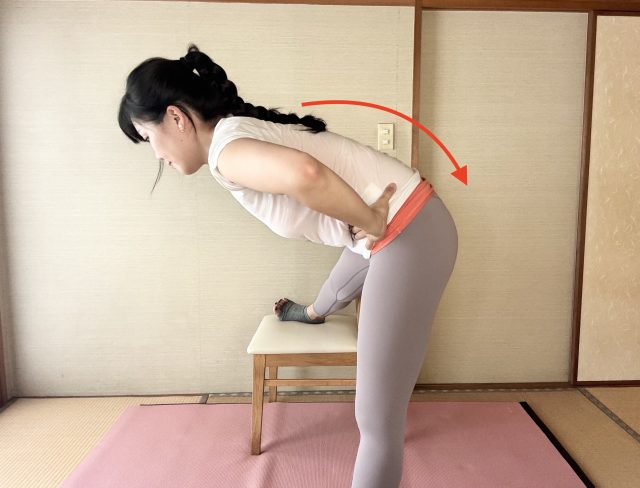 腰を丸める(横から見たところ)