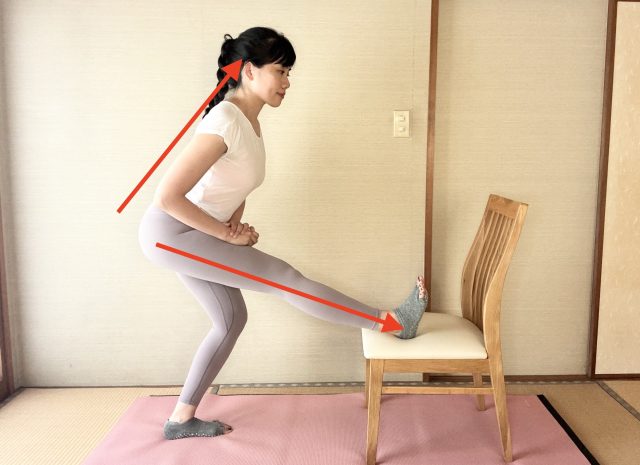 軽く腰を落とす