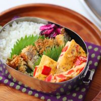残りものアレンジ！「塩サバのチーズパン粉焼き」「パプリカのレンジオムレツ」2品弁当