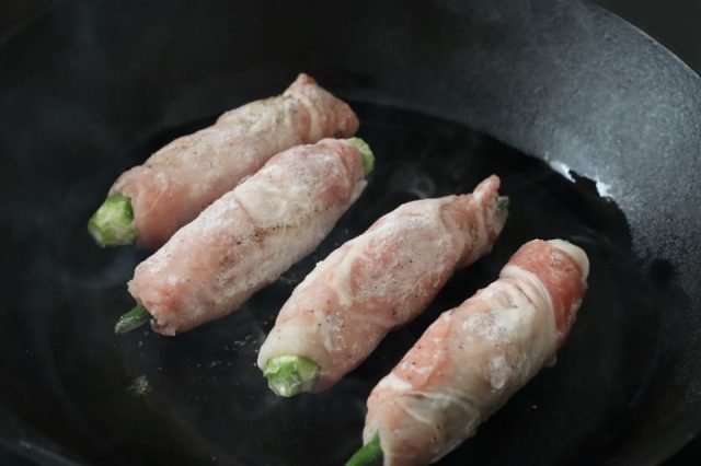 フライパンで焼くオクラ肉巻き