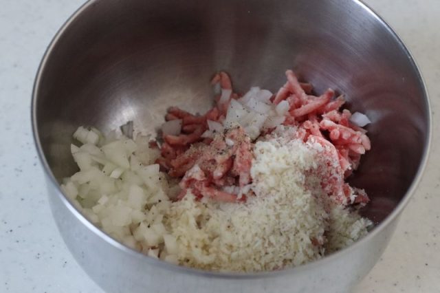 ひき肉や刻んだ玉ねぎ