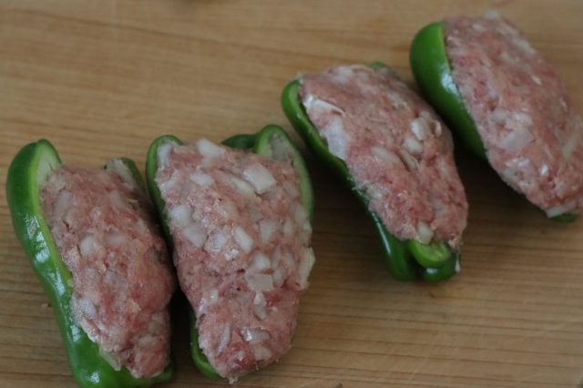 肉だねを詰めたピーマン