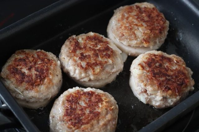 両面焼いたれんこんの肉詰め