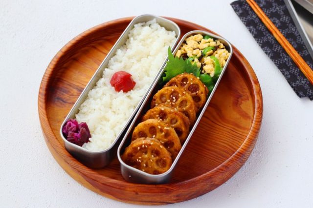 「れんこんの肉詰め 照り焼き味」「ピーマンの卵そぼろ和え」2品弁当