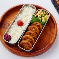 ご飯がすすむ♪秋の味覚「れんこんの肉詰め」「ピーマンの卵そぼろ和え」2品弁当