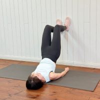 壁ピラなら筋力なしでもOK！下腹＆太もも痩せに効く「1分ヒップリフト」