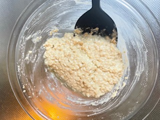 オートミールをボウルで混ぜる