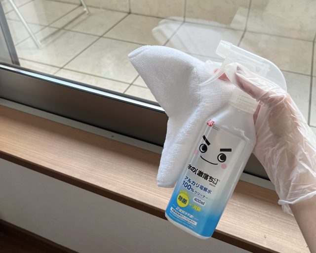 アルカリ電解水で窓掃除