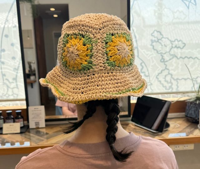 ハットをかぶった後ろ姿