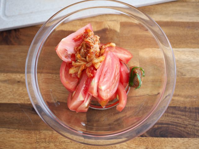 ボウルに入れて和える