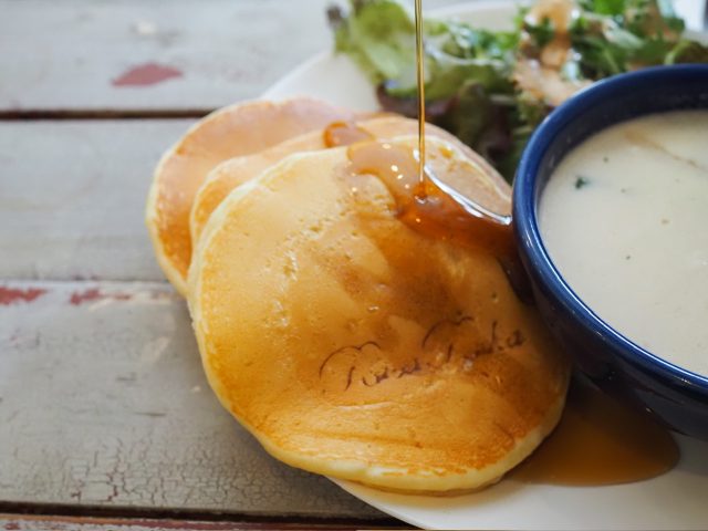 パンケーキにメープルシロップをかける