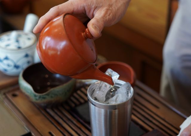 急須と氷の入ったタンブラー