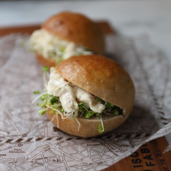 鶏ささみとブロッコリースプラウトのサンドイッチ