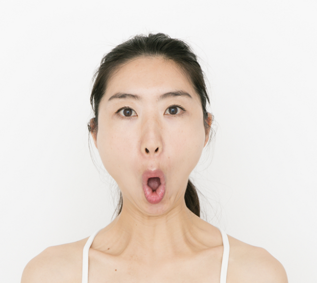 「ムンクの顔」のポーズ