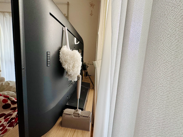 テレビ裏に収納した掃除道具