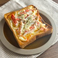 身近な食材でごちそう気分に♪「和風カニカマ味噌トースト」