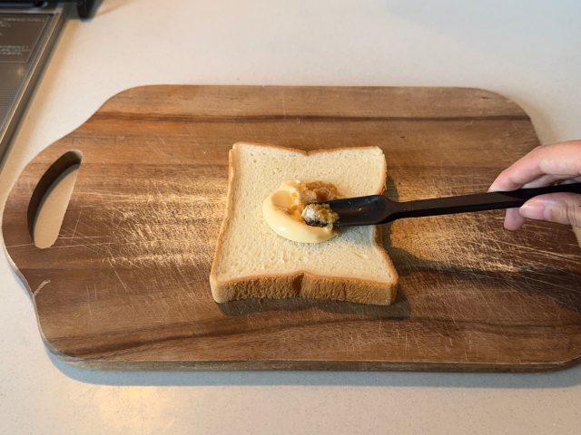 マヨネーズと味噌を食パンにまんべんなく塗る。