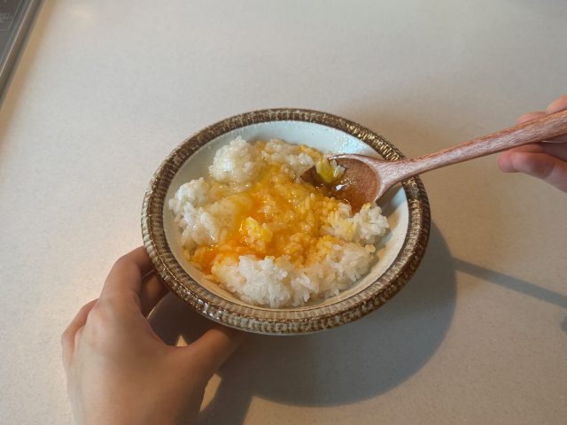 ご飯に卵を入れて混ぜる