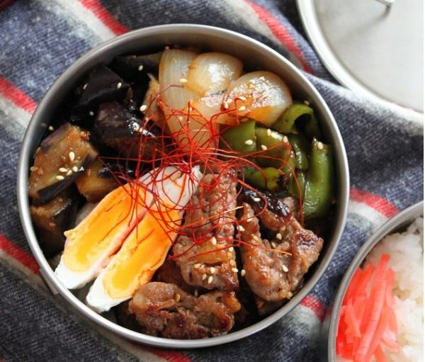「牛こまと野菜の焼き肉」と「目玉茹で卵」2品弁当