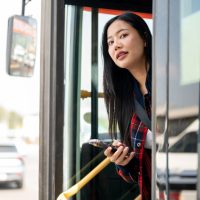 「どこでバスを降りればいいですか」を英語で言うと？