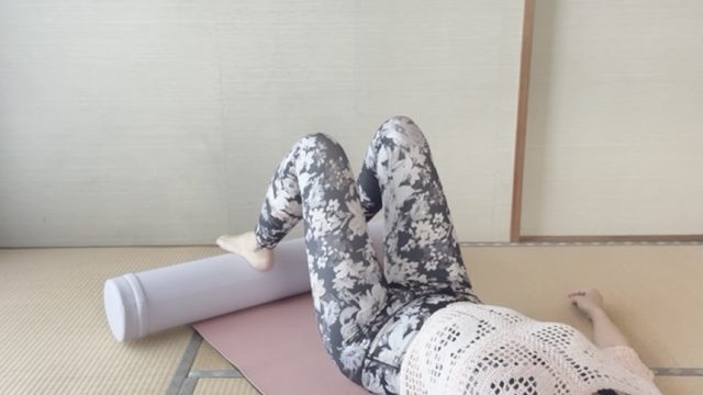 ストレッチポールの上に足を置く