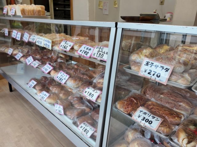 ショーケースに並ぶパン