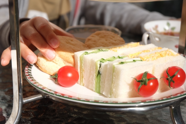 アフタヌーンティーのサンドイッチ