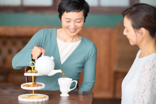 紅茶を注ぐ女性