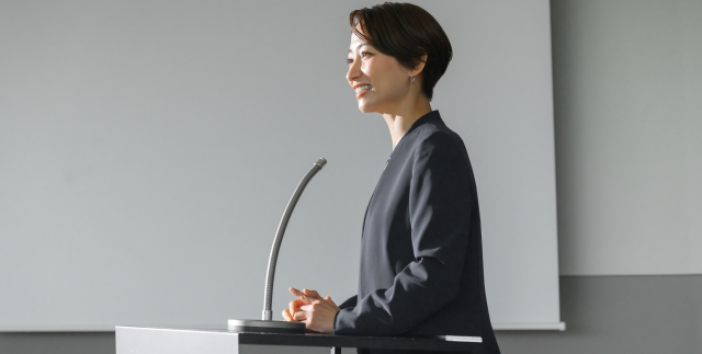 発表する女性