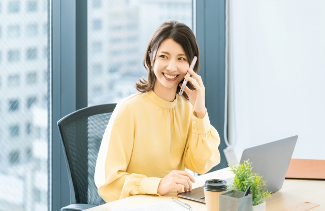 笑顔で喋る女性