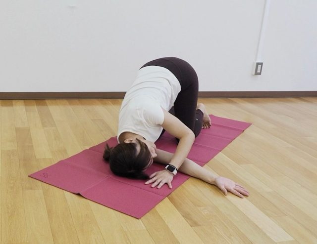 針の糸通しのポーズ