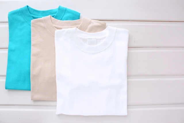 白と青とベージュのＴシャツ