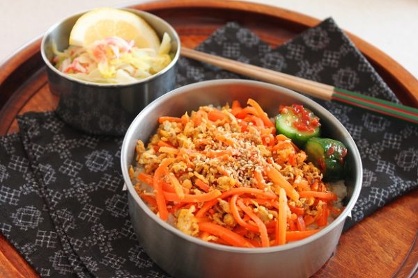 にんじんとツナのしりしり丼