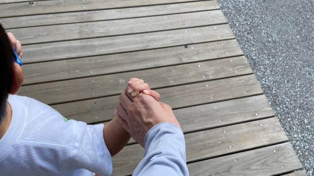 手をつないだ小さな子供