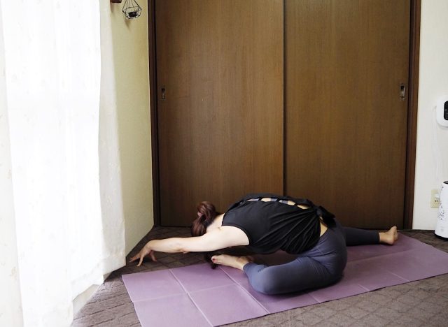 腰まわりの筋肉を緩めるストレッチ