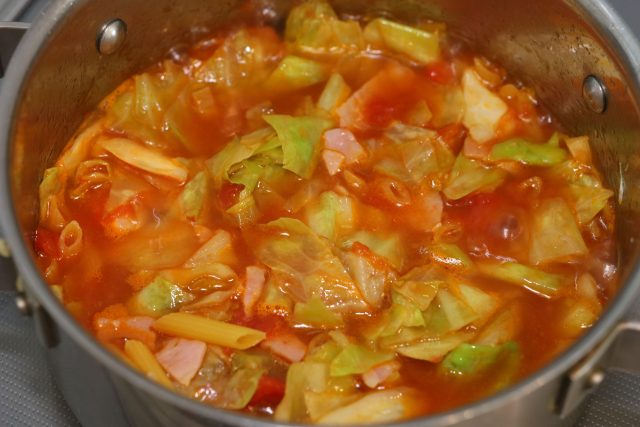 鍋にペンネを入れる