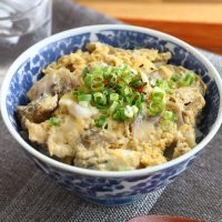 レンジで簡単！5分で完成「まいたけの卵とじ丼」