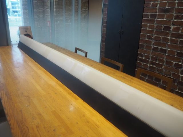 店内のカウンター席