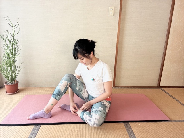 お灸を貼った女性