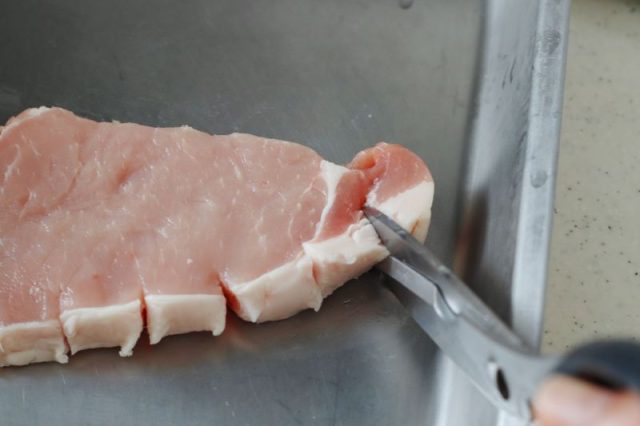 切れ込みを入れた豚ロース肉