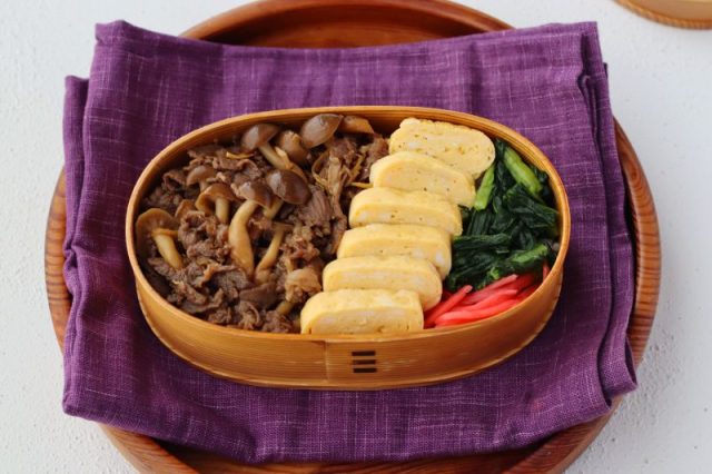 「牛きのこのしぐれ」「定番卵焼き」2品弁当