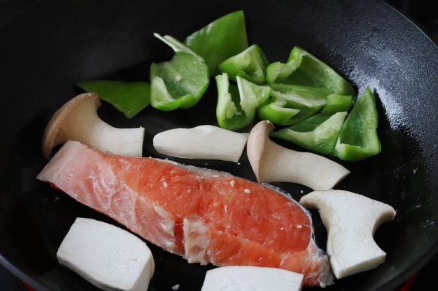 フライパンに並べた鮭と野菜