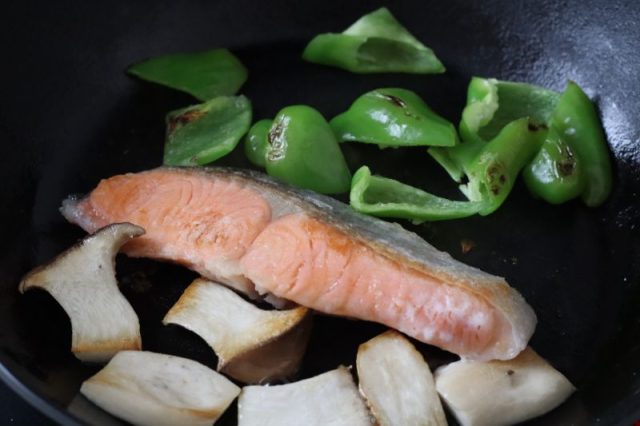 フライパンに並べた鮭と野菜