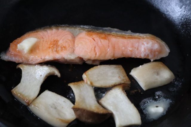 バターを加えた鮭とエリンギ