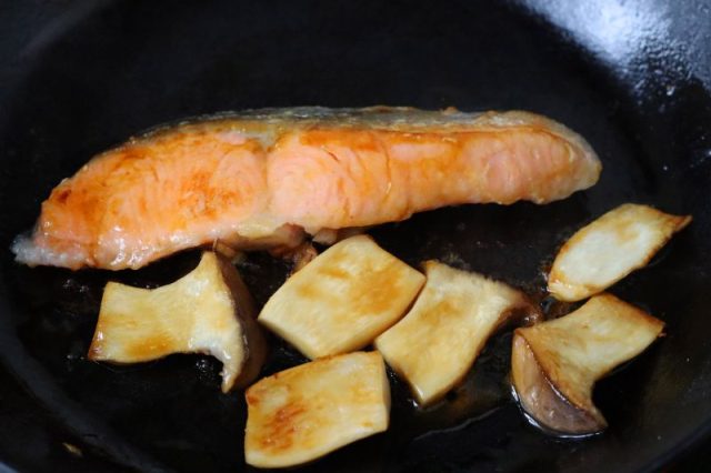 こんがりと焼けた鮭とエリンギ