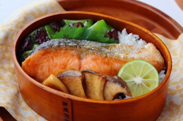 「鮭とエリンギのバター醤油」「ピーマンの柴漬け和え」2品弁当
