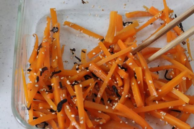 にんじんのごま塩昆布和え