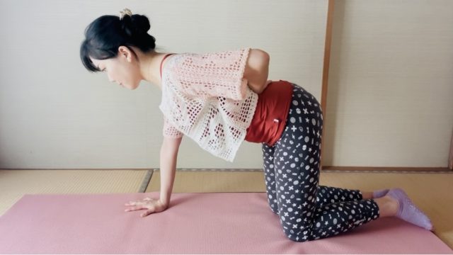 左手を腰に当てる