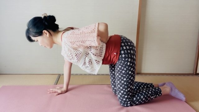 右側の肩甲骨を背骨に寄せる